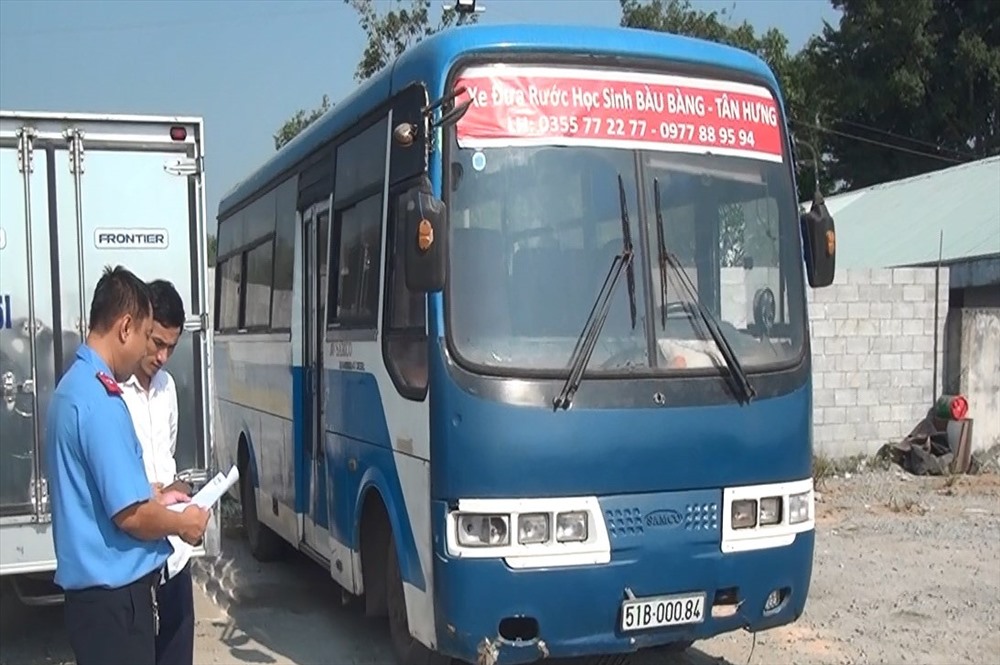 Xe ô tô hết hạn đăng kiểm từ tháng 5.2018 vẫn chở hàng chục học sinh đến trường. Ảnh: ĐT