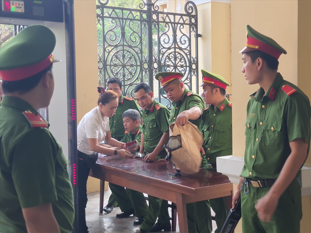 Người tham dự phiên toà phải kiểm tra tư trang.
