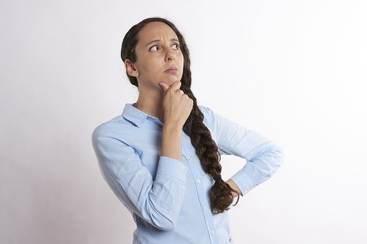 Suy nghĩ những phương án cũng như điều tra lại để đánh giá mọi việc. Ảnh: T. L.