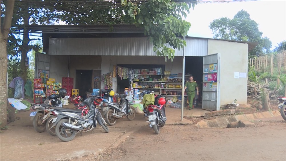 Cửa hàng bà Sen, nơi lực lượng chức năng thu giữ một lượng lớn thuốc và kíp nổ. Ảnh; P.V