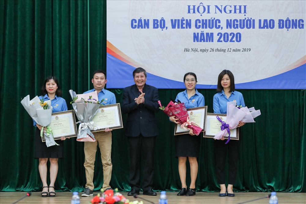 Phó Chủ tịch Thường trực Tổng LĐLĐVN Trần Thanh Hải trao Bằng khen của Ban Chấp hành Tổng LĐLĐVN cho cán bộ, phóng viên Báo Lao Động. Ảnh: Sơn Tùng