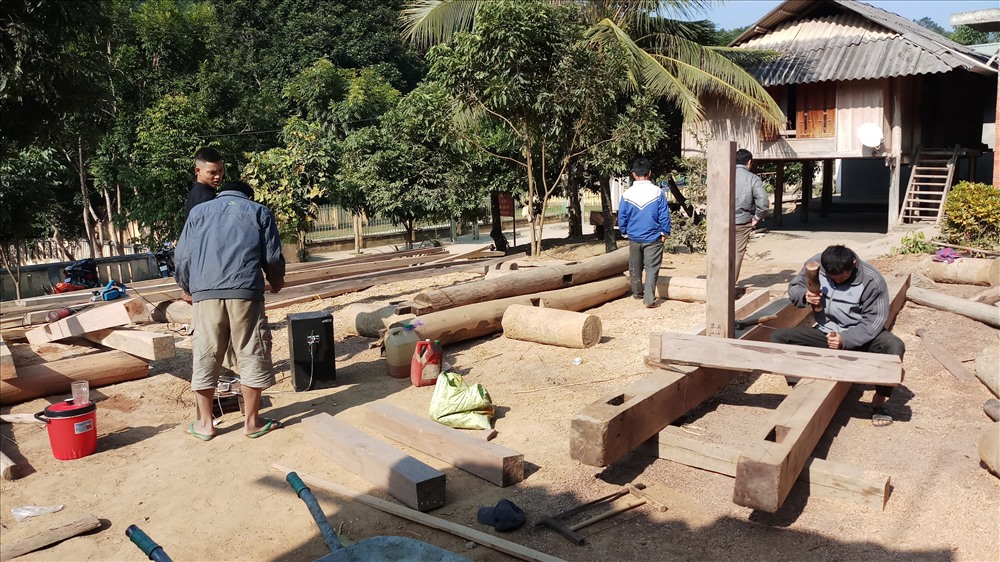 Những ngôi nhà mới sắp được dựng lên tại bản Sáng. Ảnh: Quách Du.