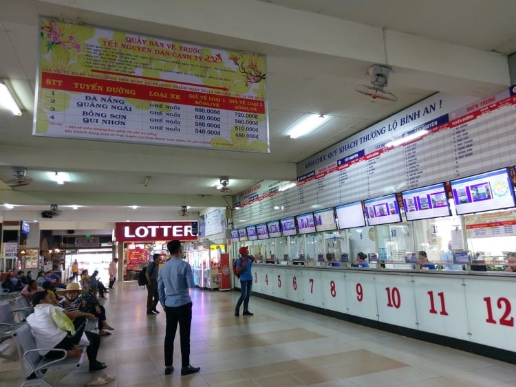 Khu vực bán vé xe ủy thác ở bến xe Miền Đông. Ảnh: M.Q