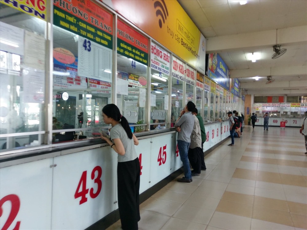 Khách chầu chực mua vé xe thương hiệu ở bến xe Miền Đông. Ảnh: Minh Quân