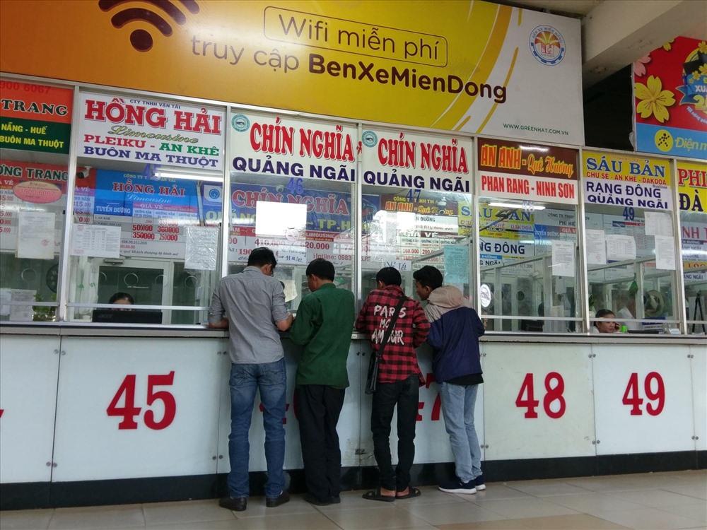 Nhiều hãng xe thương hiệu ở bến xe Miền Đông cho biết đã hết vé các ngày cao điểm Tết. Ảnh: M.Q