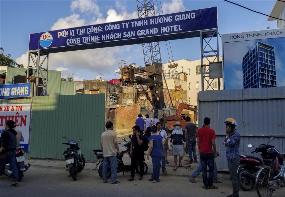 Nhiều người dân đến theo dõi vụ việc.