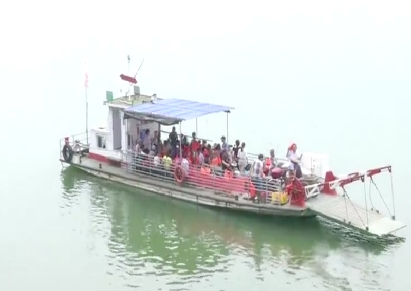 Phà chở khách của ông Tang. Ảnh: CD.
