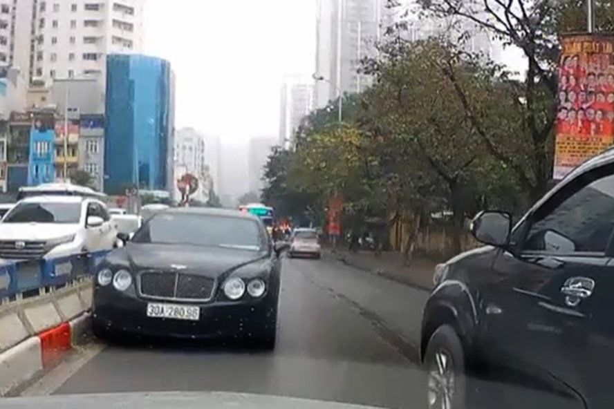 Hình ảnh tài xế điều khiển xe chạy ngược chiều trên đường Nguyễn Tuân được camera hành trình ghi lại.