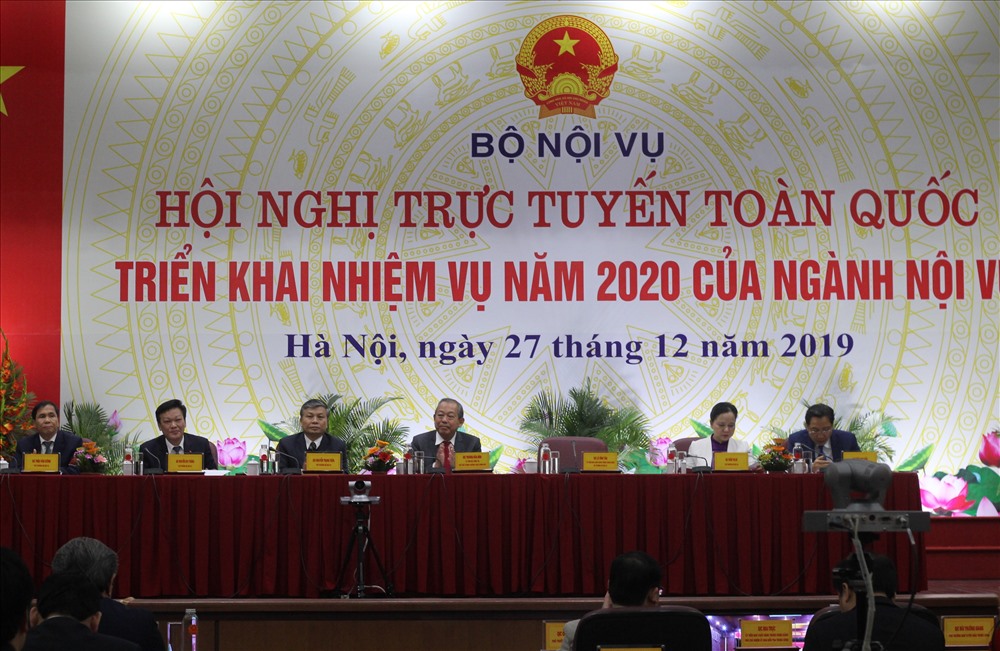 Các đại biểu chủ trì Hội nghị trực tuyến toàn quốc triển khai nhiệm vụ năm 2020 của ngành Nội vụ. Ảnh: T.Vương