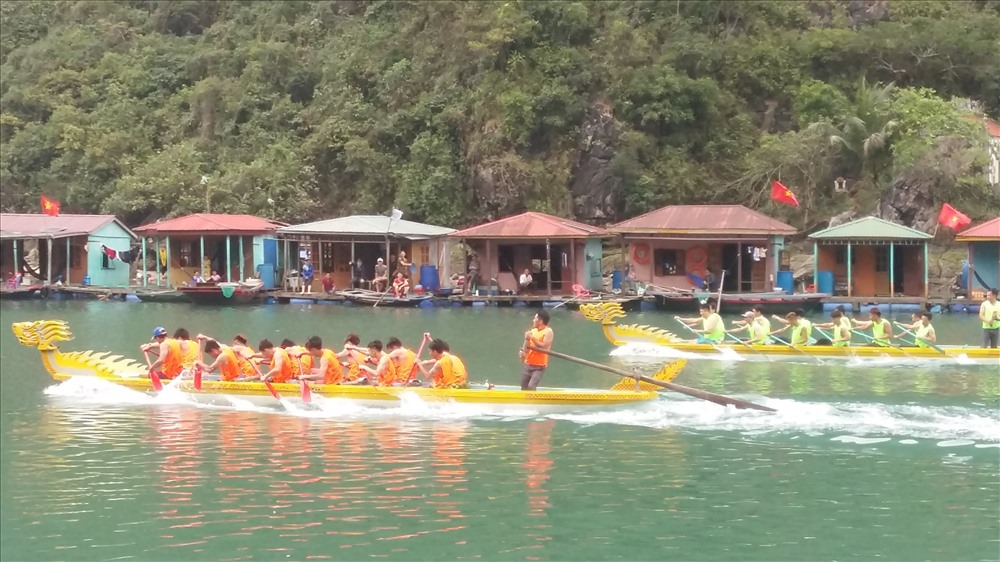 Đua thuyền rồng trên vịnh Hạ Long trong khuôn khổ một cuộc triển lãm ảnh tại làng chài Cửa Vạn, tháng 4.2019. Ảnh: Nguyễn Hùng