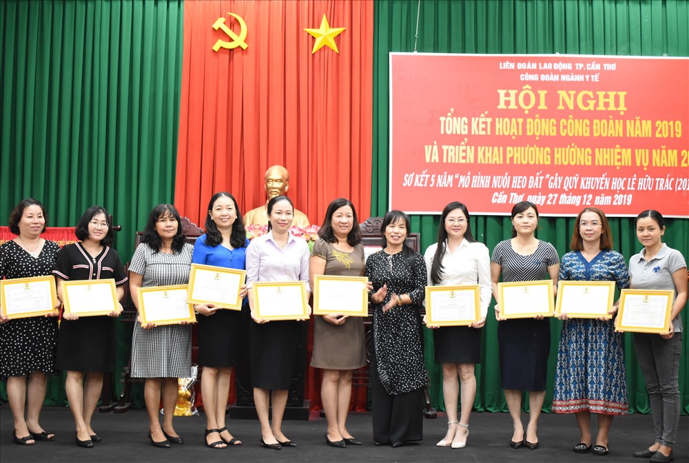 Trao bằng khen của Công đoàn ngành Y tế TP.Cần Thơ cho các công đoàn cơ sở có thành tích trong hoạt động Công đoàn năm 2019. Ảnh : Thành Nhân.