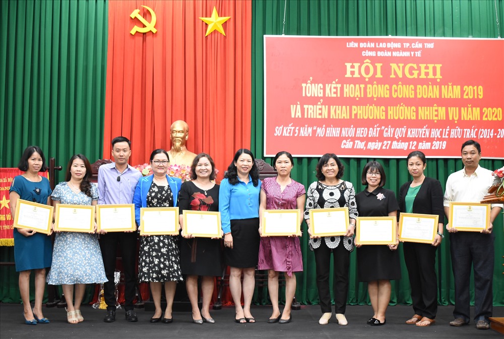 Trao bằng khen của Công đoàn ngành Y tế TP.Cần Thơ cho các công đoàn cơ sở có thành tích trong hoạt động Công đoàn năm 2019. Ảnh : Thành Nhân.