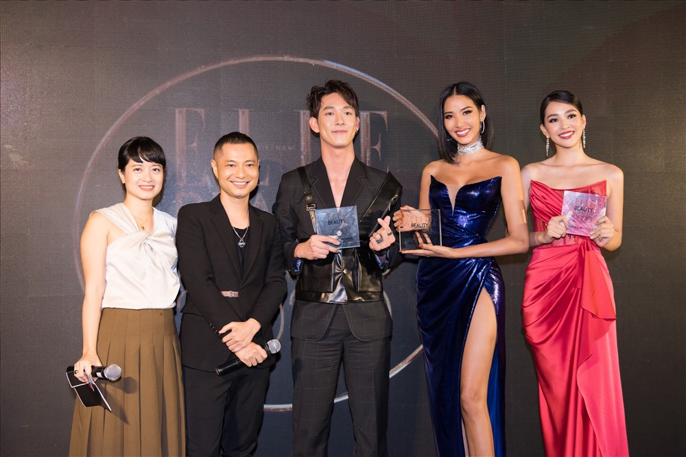 Hoa hậu Tiểu Vy và Á hậu Hoàng Thuỳ đã có dịp hội ngộ khoe sắc vóc “một chín một mười“. Ảnh: Thiên An.