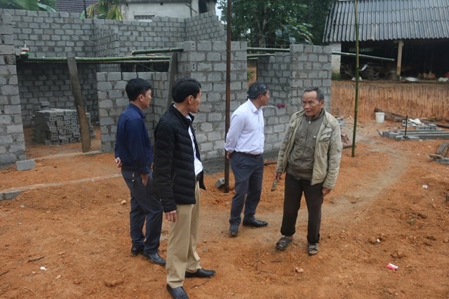 Hiện trường trước đó gia đình ông Phù đào móng nhà phát hiện 3 hũ tiền xu cổ