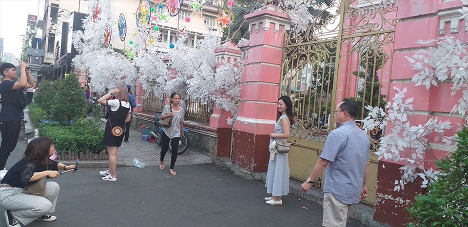 Nhiều du khách thích chụp hình tại nhà thờ Tân Định – một điểm đến trong tour TP.HCM. Ảnh: QUỲNH NHƯ Nhiều du khách thích chụp hình tại nhà thờ Tân Định – một điểm đến trong tour TP.HCM. Ảnh: QUỲNH NHƯ