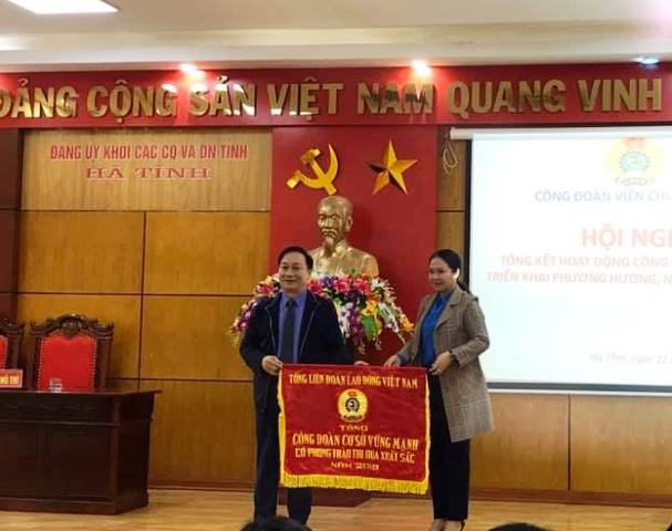 Công đoàn Cục thuế tỉnh Hà Tĩnh được Tổng LĐLĐ Việt Nam tặng cờ thi đua