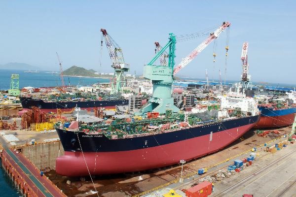 Năm 2019 công nhân lao động và lãnh đạo doanh nghiệp HVS đã nỗ lực hoàn thành bàn giao 16 tàu với doanh thu đạt 457 triệu USD. Ảnh: N. Vũ