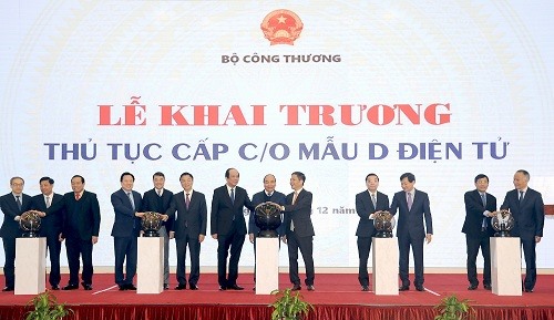 Thủ tướng thực hiện nghi thức khai trương thủ tục cấp C/O (chứng nhận xuất xứ) mẫu D điện tử - Ảnh: VGP