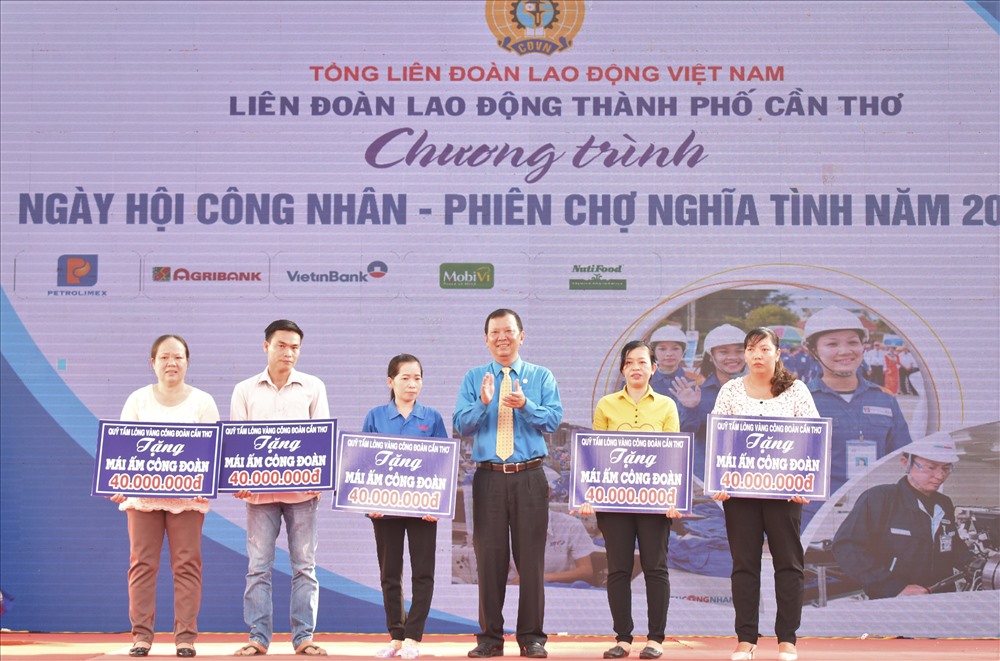 Ông Trần Văn Tám - Chủ tịch LĐLĐ TP.Cần Thơ - trao mái ấm công đoàn cho các đoàn viên có hoàn cảnh khó khăn. ảnh: TL.