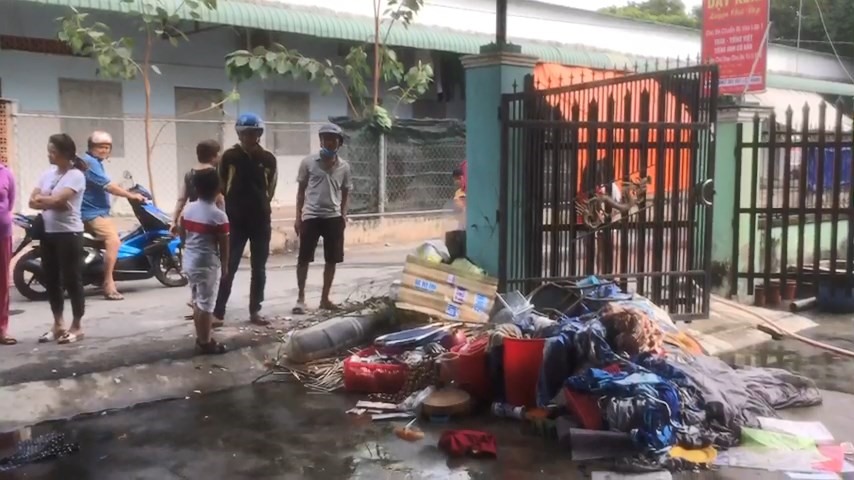 Đối tượng nghi ngáo đá la hét đập phá gây náo loạn khu phố. Ảnh: ĐT