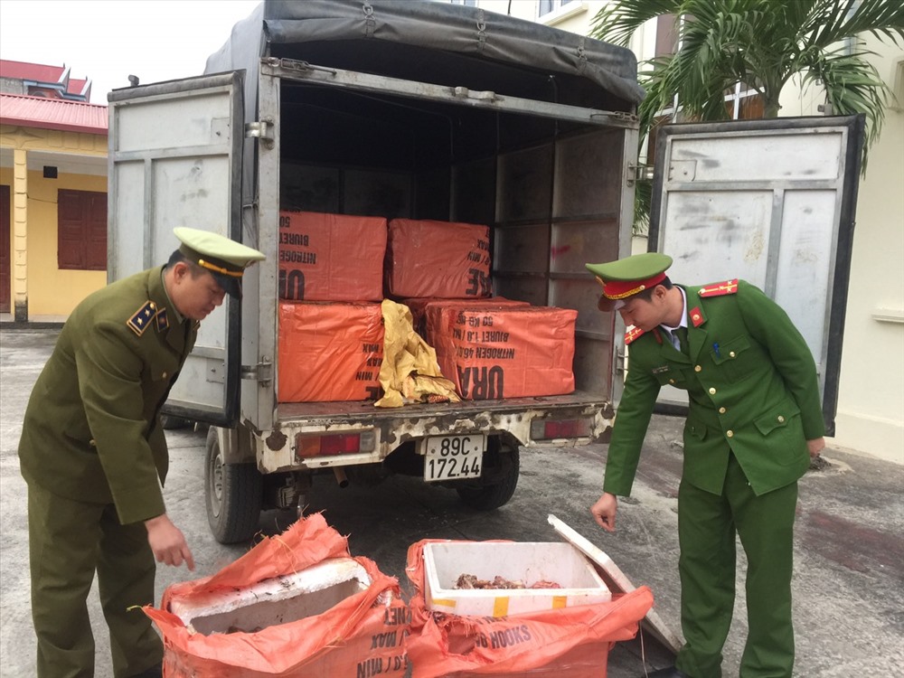Hình ảnh lực lượng chức năng kiểm tra hàng hóa vi phạm