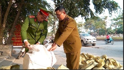 Quản lý thị trường Hà Nội bắt giữ lo hàng thực phẩm không rõ nguồn gốc hôm 29.12. Ảnh: QLTT