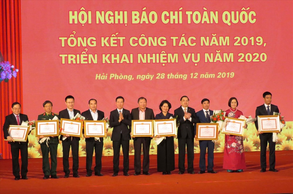 Đồng chí Võ Văn Thưởng tặng bằng khen cho các đơn vị có thành tích xuất sắc năm 2019