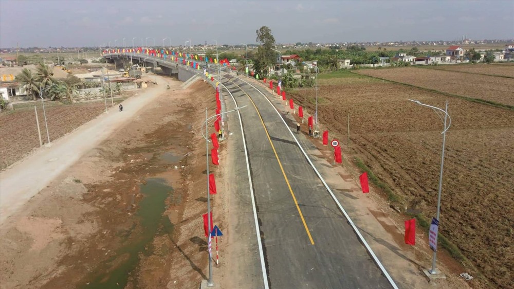 Cầu Sông Hóa có chiều dài 254m, mặt cắt ngang 12m với tổng mức đầu tư 185 tỷ đồng từ ngân sách TP.Hải Phòng và tỉnh Thái Bình.