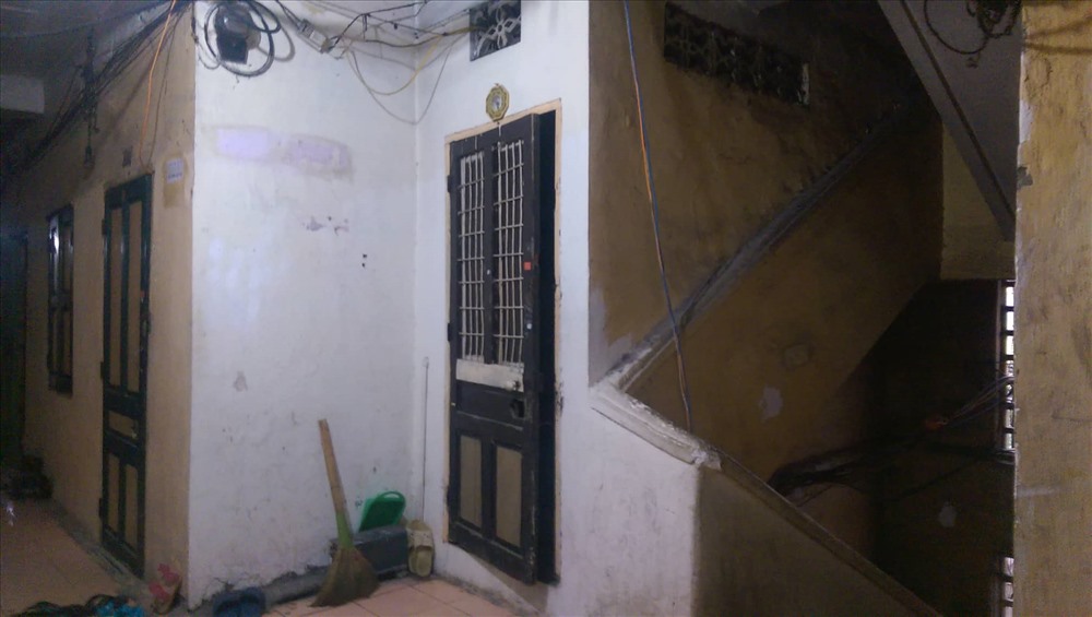 Do xây dựng từ lâu nên tường đã bị bong tróc