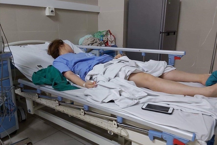 Cô gái nhập viện vì hút mỡ bụng ở cơ sở trái phép. Ảnh: BSCC