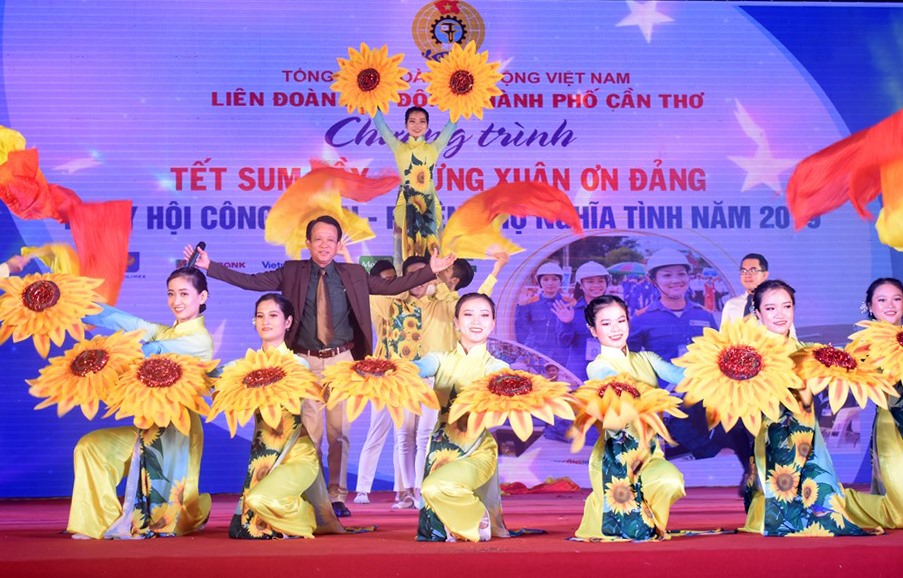 Tiết mục văn nghệ tại buổi vinh danh công nhân có thành tích xuất sắc. Ảnh: Thành Nhân.