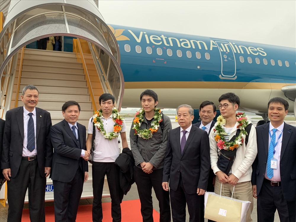 Bộ trưởng bộ GTVT chào đón vị khách thứ 115 triệu của ngành hàng không. Trong năm 2019, ngành hàng không sẽ đạt con số 116 triệu hành khách. Ảnh KH