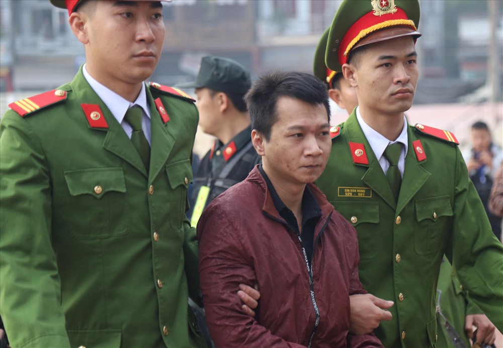 Trong 2 ngày thẩm vấn (26-27.12), bị cáo Vương Văn Hùng (áo đỏ) liên tục cho rằng không phạm tội Hiếp dâm và Giết người trong vụ án sát hại nữ sinh giao gà.