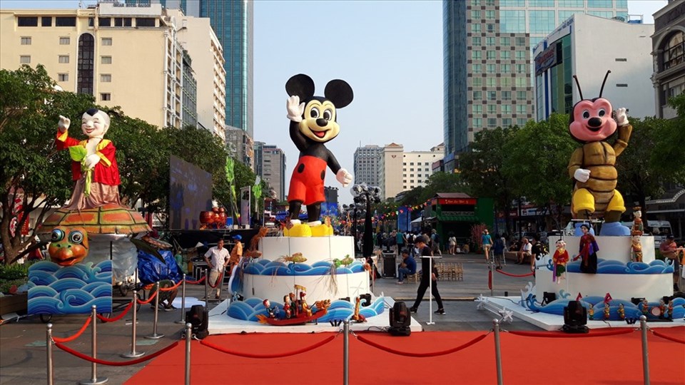 Chuột Mickey "khổng lồ" xuất hiện trên phố đi bộ Nguyễn Huệ. Ảnh TK. Chuột Mickey "khổng lồ" xuất hiện trên phố đi bộ Nguyễn Huệ. Ảnh TK.