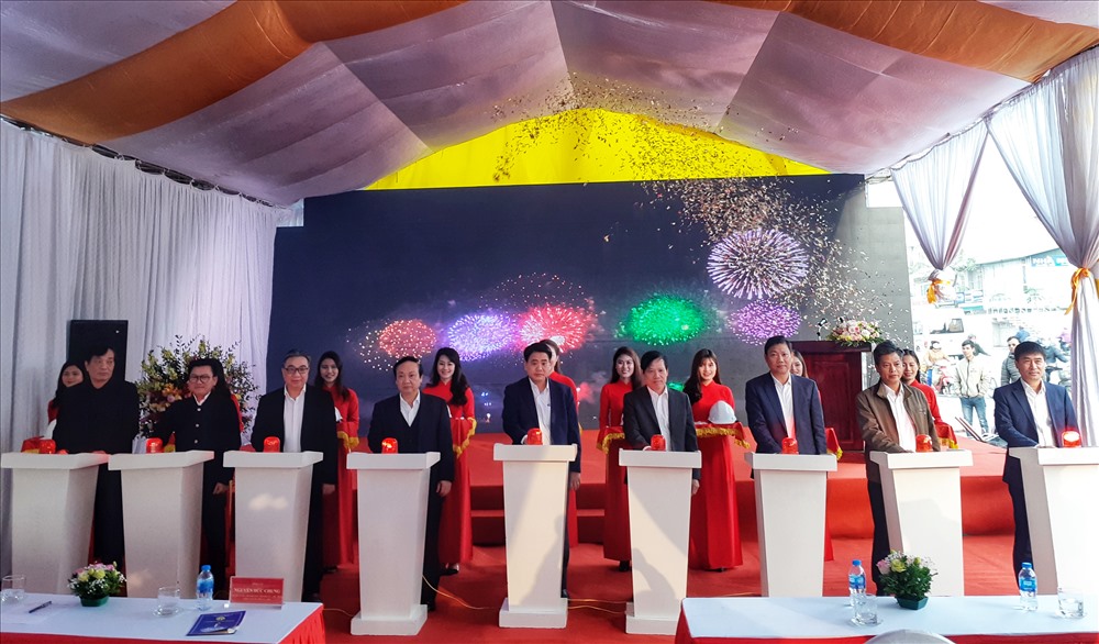 Chủ tịch UBND TP. Hà Nội Nguyễn Đức Chung cùng các đơn vị liên quan nhấn nút khởi công giai đoạn 2 Dự án xây dựng cầu vượt nút giao An Dương đường Thanh Niên. Ảnh: T.K
