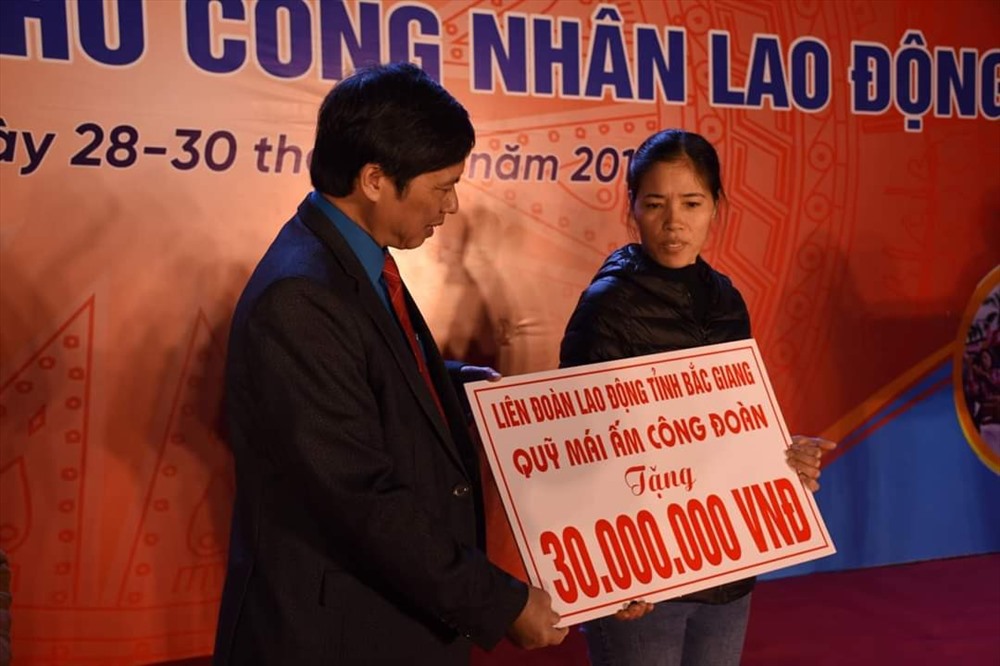 Đồng chí Nguyễn Văn Cảnh- Chủ tịch Liên đoàn Lao động tỉnh Bắc Giang- trao tiền hỗ trợ xây Mái ấm Công đoàn cho người lao động.