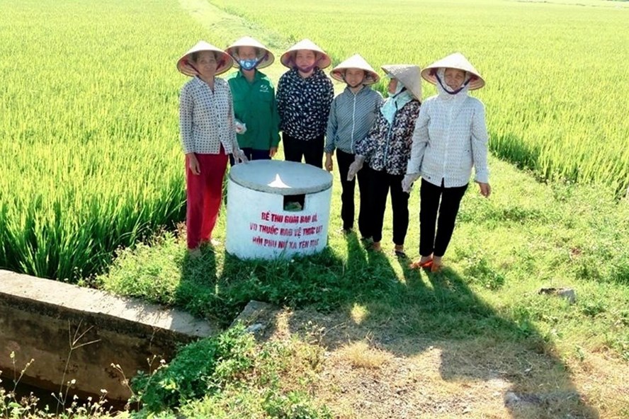 Hội Liên hiệp Phụ nữ xã Yên Mạc, huyện Yên Mô (Ninh Bình) xây dựng mô hình "Bể thu gom vỏ bao bì thuốc bảo vệ thực vật đã qua sử dụng tại các cánh đồng". Ảnh: NT