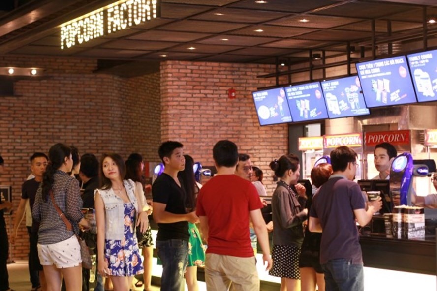 Năm mới là dịp những bộ phim “bom tấn” đồng loạt đổ bộ tại hàng loạt các rạp chiếu phim ở Hà Nội. Bên cạnh đó, các rạp chiếu phim cũng có nhiều chương trình ưu đãi, khuyến mãi dành cho người xem trong dịp Tết Dương lịch 2020.  Ảnh: TL.