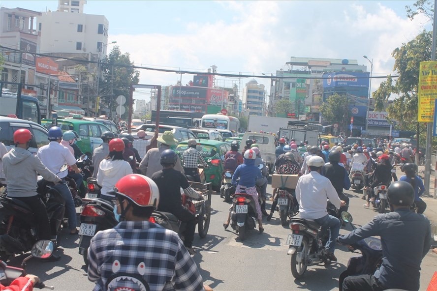 Nhiều cung đường chính ở Nha Trang (Khánh Hòa) như Lê Hồng Phong, Trần Phú... kẹt xe nghiêm trọng vào giờ cao điểm. Ảnh: Nhiệt Băng