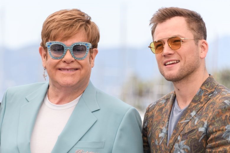 Rocketman (bên trái)đang có những chuyến lưu diễn cuối cùng trong sự nghiệp ca hát của mình. Nam ca sĩ vẫn đang cho thấy sức hút của mình sau 50 năm hoạt động nghệ thuật. Nam ca sĩ