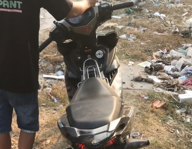 Xe máy tang vật được các “hiệp sĩ” giữ lại. Ảnh: AX