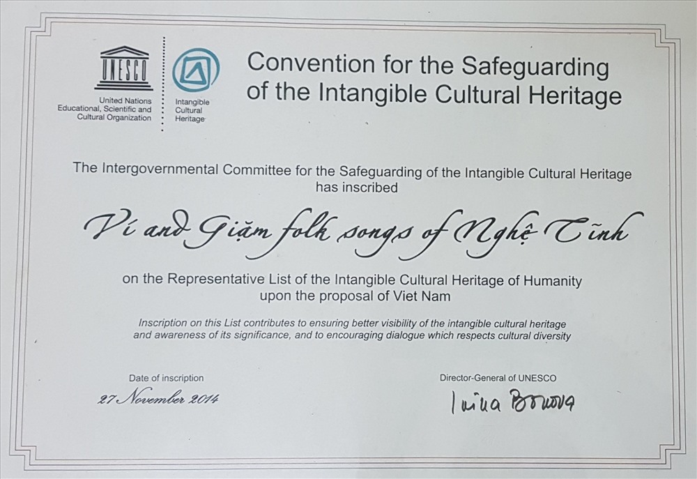 Bằng của UNESCO công nhận dân ca Ví, Giặm là Di sản văn hóa phi vật thể đại diện của nhân loại. Ảnh: PV