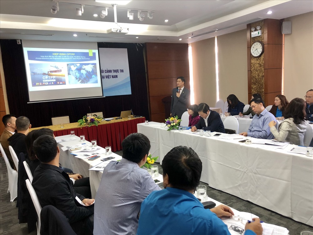 Phó Chủ tịch Tổng LĐLĐVN Ngọ Duy Hiểu trình bày chuyên đề. Ảnh: H.A
