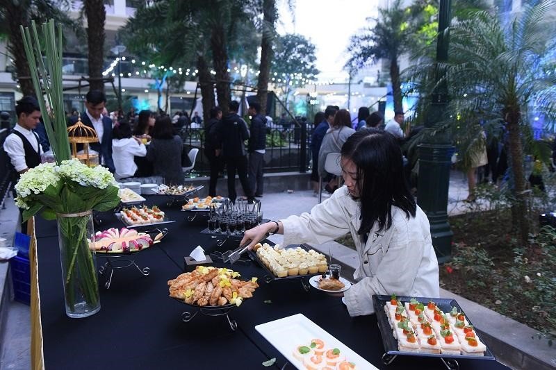 Tiệc ngoài trời được tổ chức tại Sunshine Garden.