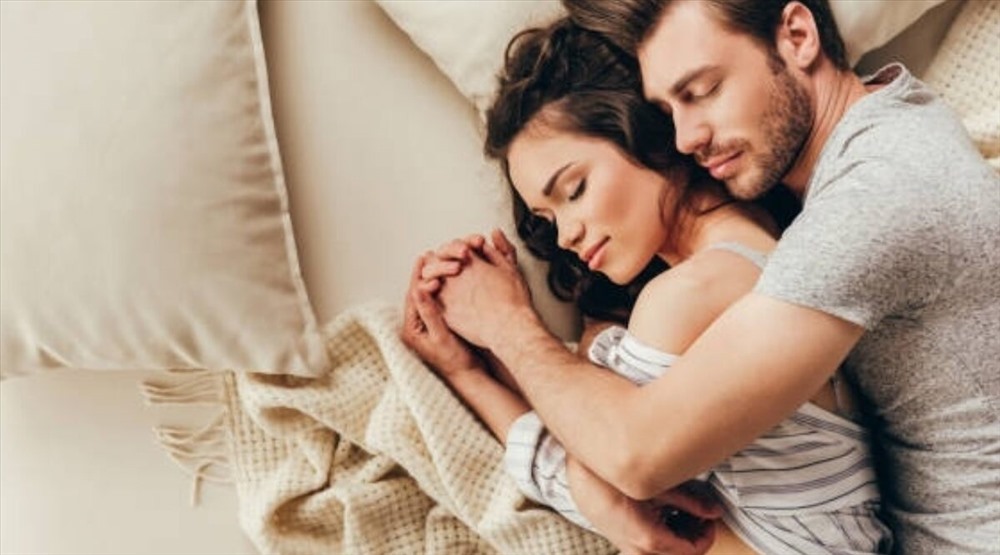 Sáng tạo trong chuyện chăn gối sẽ giúp chàng gắn bó hơn với bạn. Ảnh: T. L.