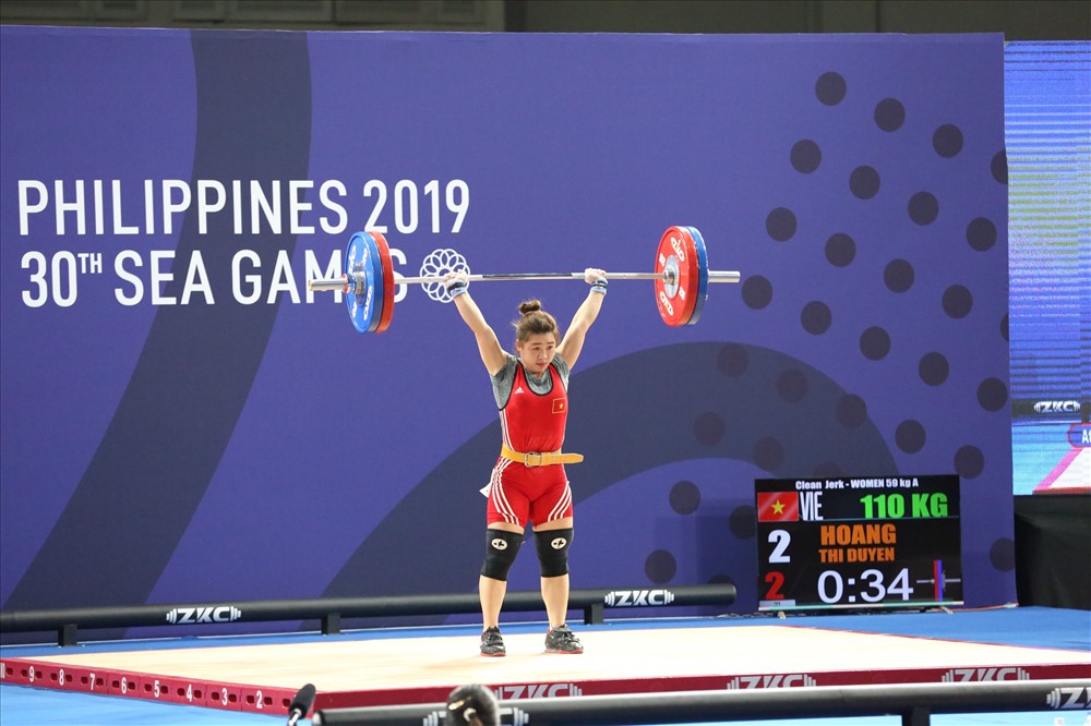 Hoàng Thị Duyên nhất tại chung kết 59 kg nữ với tổng cử 210 kg, đồng thời thiết lập kỷ lục của đại hội. Ảnh: Hoài Thu