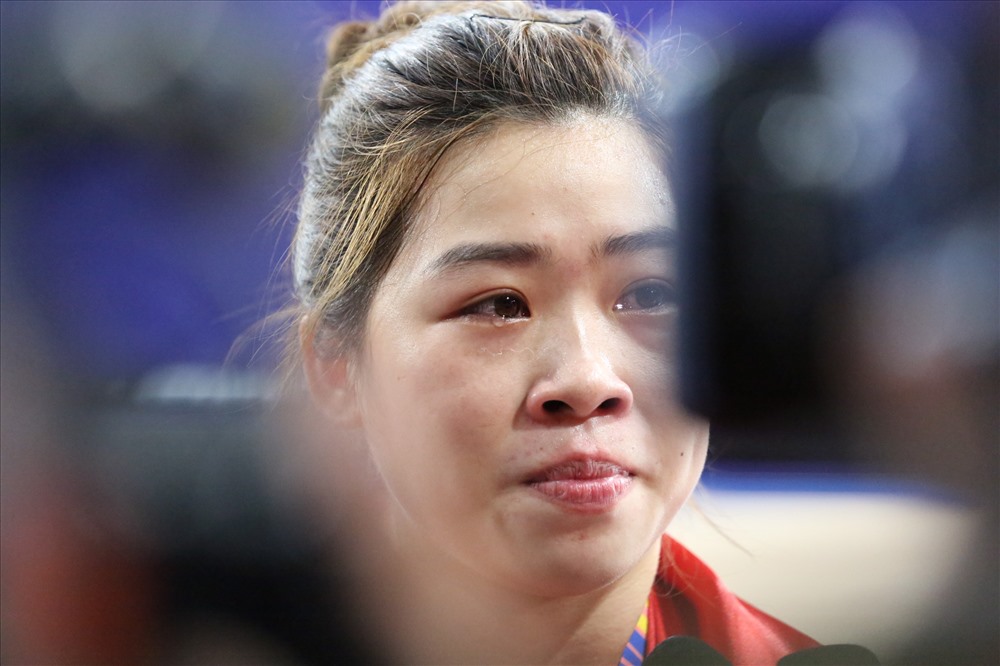 Hoàng Thị Duyên bật khóc sau khi giành tấm Huy chương Vàng SEA Games 30. Ảnh: Hoài Thu