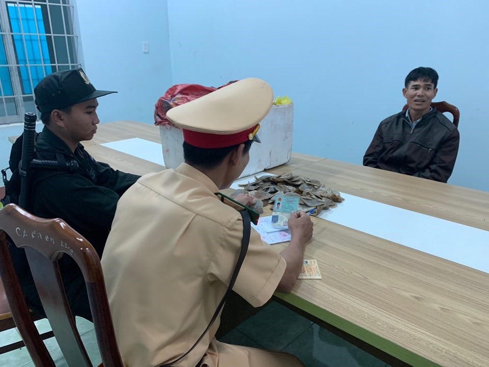 Đối tượng Ngân Bá Hai tại trụ sở công an. ảnh; CACC