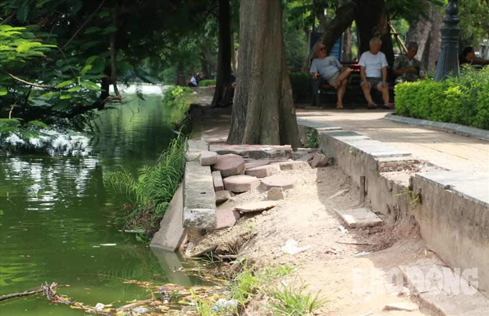 Bờ Hồ Gươm bị sạt. Ảnh Văn Thắng.