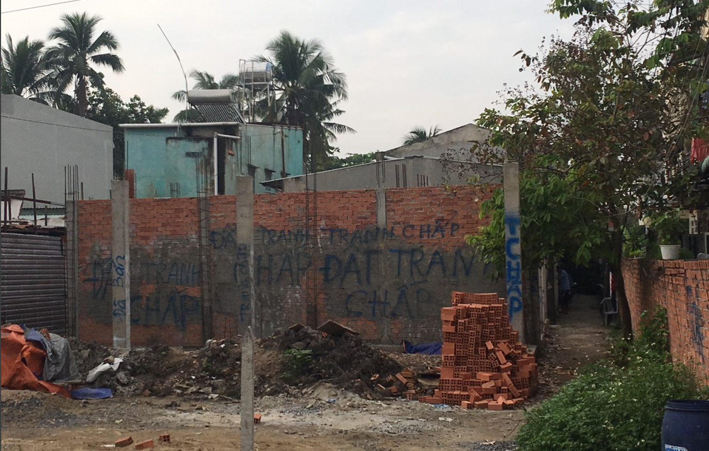 Các lô đất ký hợp đồng với khách hàng không được giao đúng hẹn, thậm chí chủ đầu tư còn tiếp tục xây dựng và rao bán trên nhiều trang web. Ảnh BD.